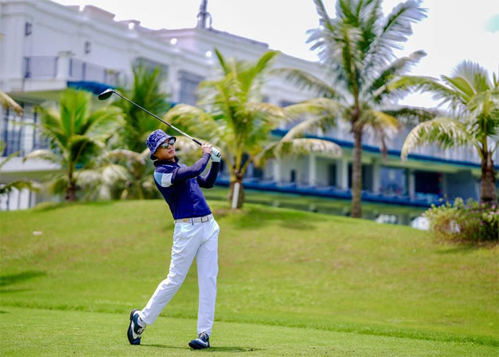 Nam diễn viên vẫn giữ thói quen chơi golf, bộ môn thể thao yêu thích của anh.