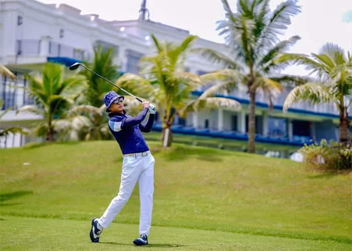 Nam diễn viên vẫn giữ thói quen chơi golf, bộ môn thể thao yêu thích của anh.