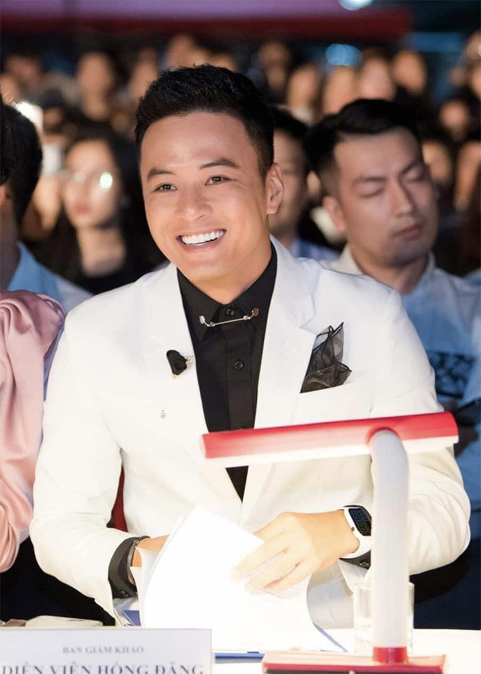 Nam diễn viên sinh năm 1984 khoe ảnh ngồi ghế giám khảo một chương trình.