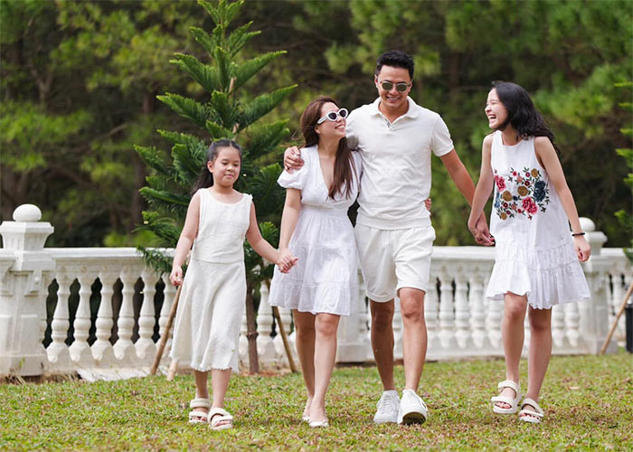 Nam diễn viên 39 tuổi cũng chăm chỉ chia sẻ hình ảnh gia đình hạnh phúc trên trang cá nhân hơn trước.