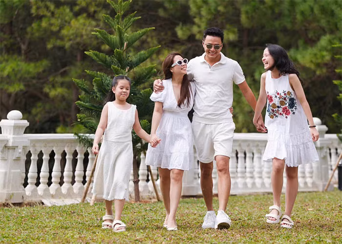 Nam diễn viên 39 tuổi cũng chăm chỉ chia sẻ hình ảnh gia đình hạnh phúc trên trang cá nhân hơn trước.