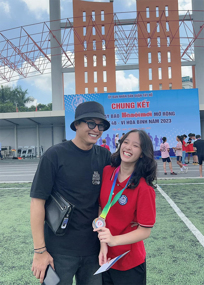 Anh dành thời gian cho con nhiều hơn, đưa con gái đi dự thi giải chạy 800m. "He he… con que tre đạt giải 3 chạy 800m … mình mà chạy chắc nôn dọc đường mất… Chúc mừng cô gái của ba", Hồng Đăng viết trên trang cá nhân.