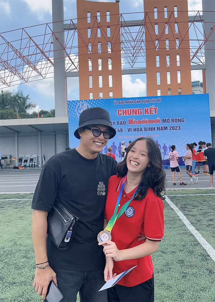 Anh dành thời gian cho con nhiều hơn, đưa con gái đi dự thi giải chạy 800m. "He he… con que tre đạt giải 3 chạy 800m … mình mà chạy chắc nôn dọc đường mất… Chúc mừng cô gái của ba", Hồng Đăng viết trên trang cá nhân.