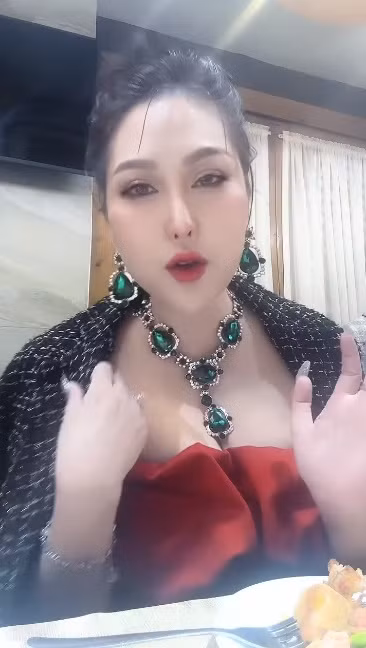 Sau đổ vỡ hôn nhân, Phi Thanh Vân xây dựng hình ảnh một doanh nhân thành đạt. Mới đây, nữ diễn viên chia sẻ đang đầu tư khoảng 20 tỷ làm web drama với đề tài về "tiểu tam", bí mật showbiz.