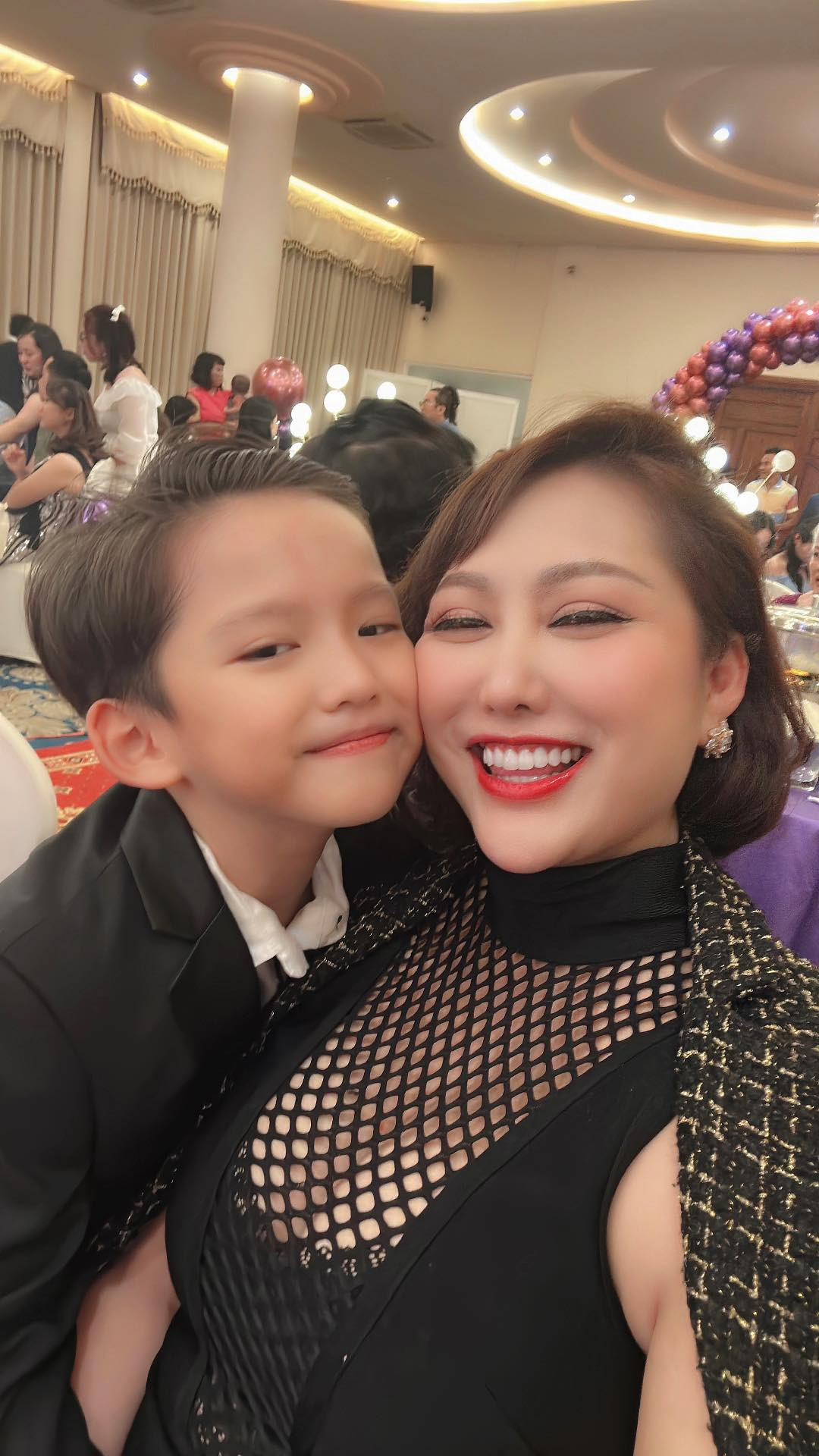 Tận dụng lợi thế của mình, bà mẹ 8X chăm diện những thiết kế xẻ cổ sâu, khoe vòng một đồ sộ.