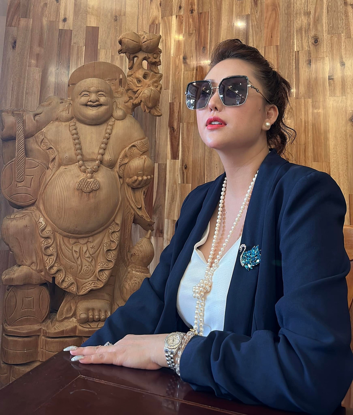 Dễ nhận thấy, dù diện mạo có nhiều thay đổi nhưng mỹ nhân sinh năm 1982 vẫn giữ được "báu vật" là vòng một nở nang sau nhiều năm.