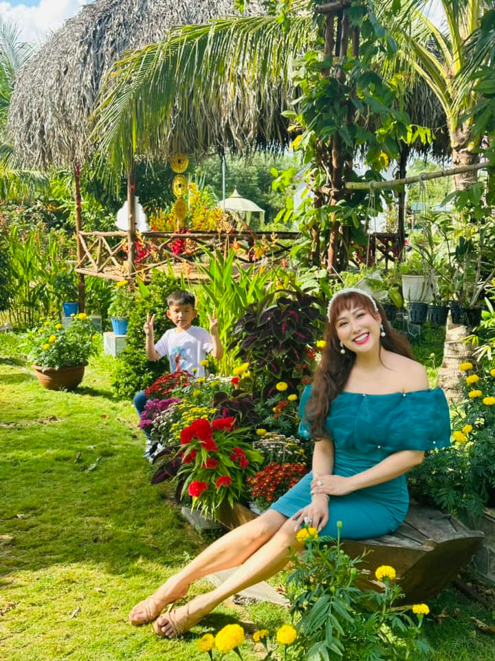 Phi Thanh Vân từng trải qua hơn 20 cuộc trùng tu nhan sắc, từ nâng ngực đến bơm vòng ba lên 104 cm.