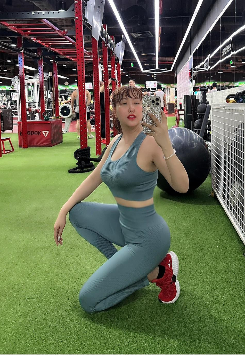 Trong video mới đây, nữ diễn viên "Cô gái xấu xí" tiết lộ bí quyết giảm cân của bản thân. Theo đó, mỹ nhân 8X cho rằng: "Chế độ ăn uống quyết định 70%, còn luyện tập chiếm 30% tỷ lệ giảm cân thành công".