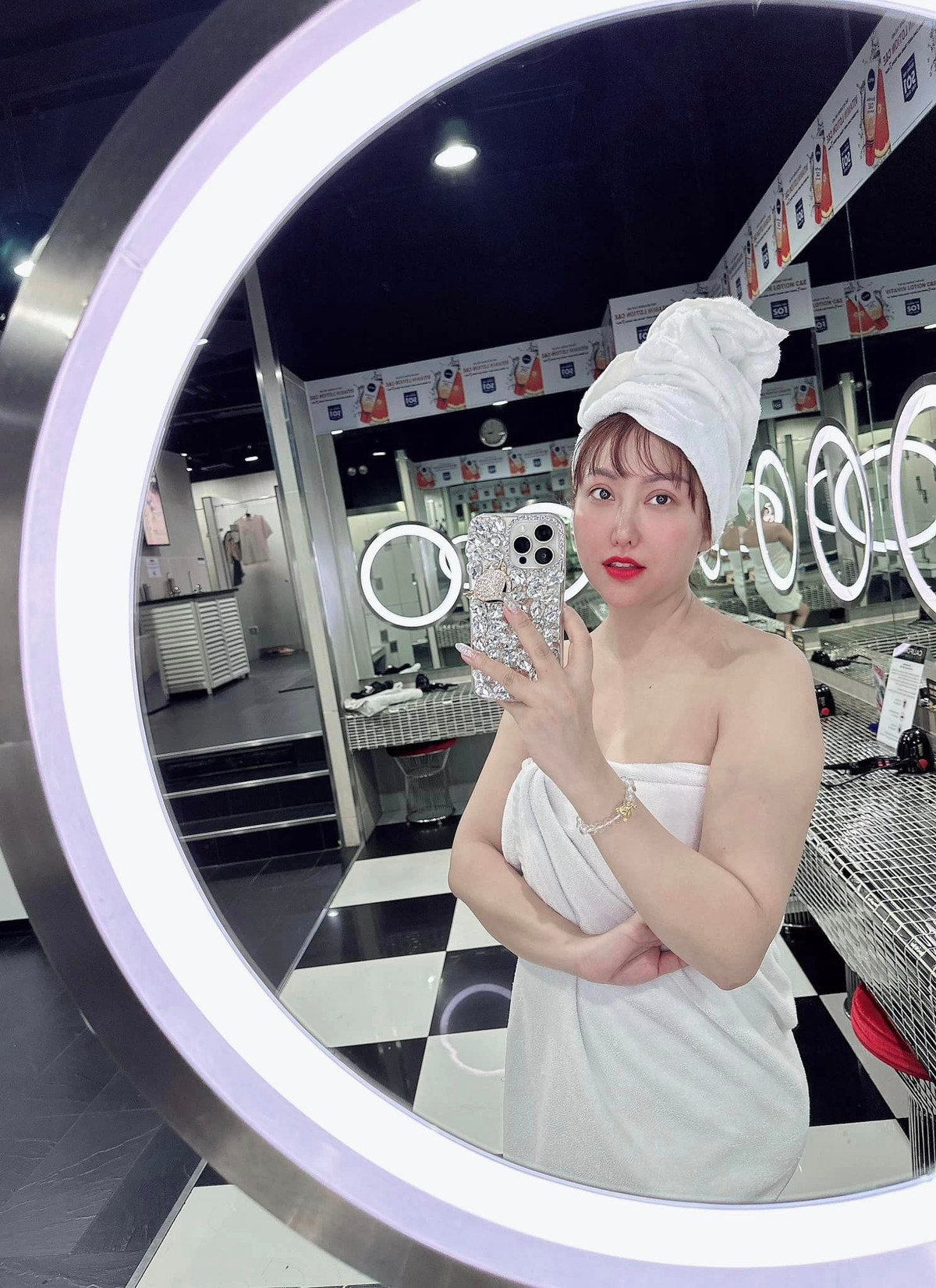 Từng lên cân vùn vụt sau thời điểm sinh con và dịch COVID-19, chị đã áp dụng chế độ siết cân để có vóc dáng săn chắc, thon gọn hơn.