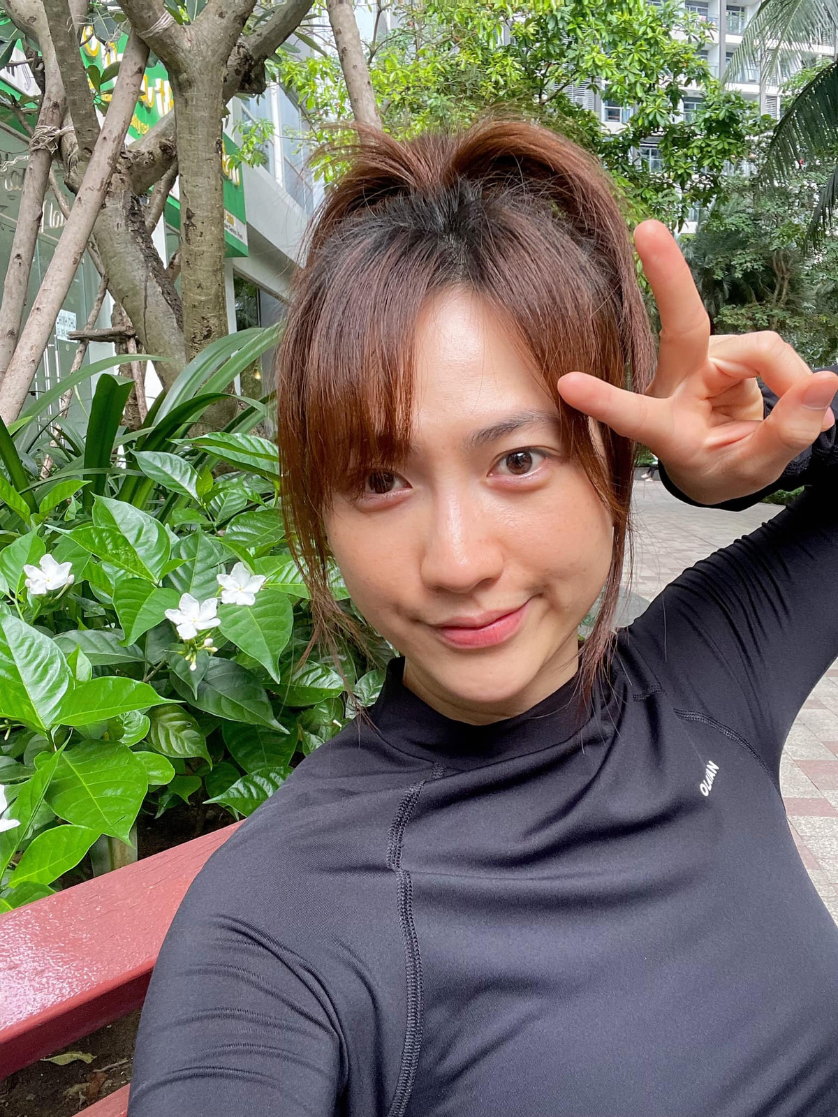 Nữ diễn viên 9X chuộng phong cách đơn giản nhưng vẫn làm tôn lên vóc dáng quyến rũ.