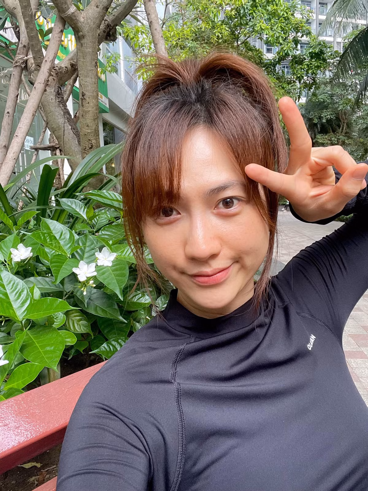 Nữ diễn viên 9X chuộng phong cách đơn giản nhưng vẫn làm tôn lên vóc dáng quyến rũ.