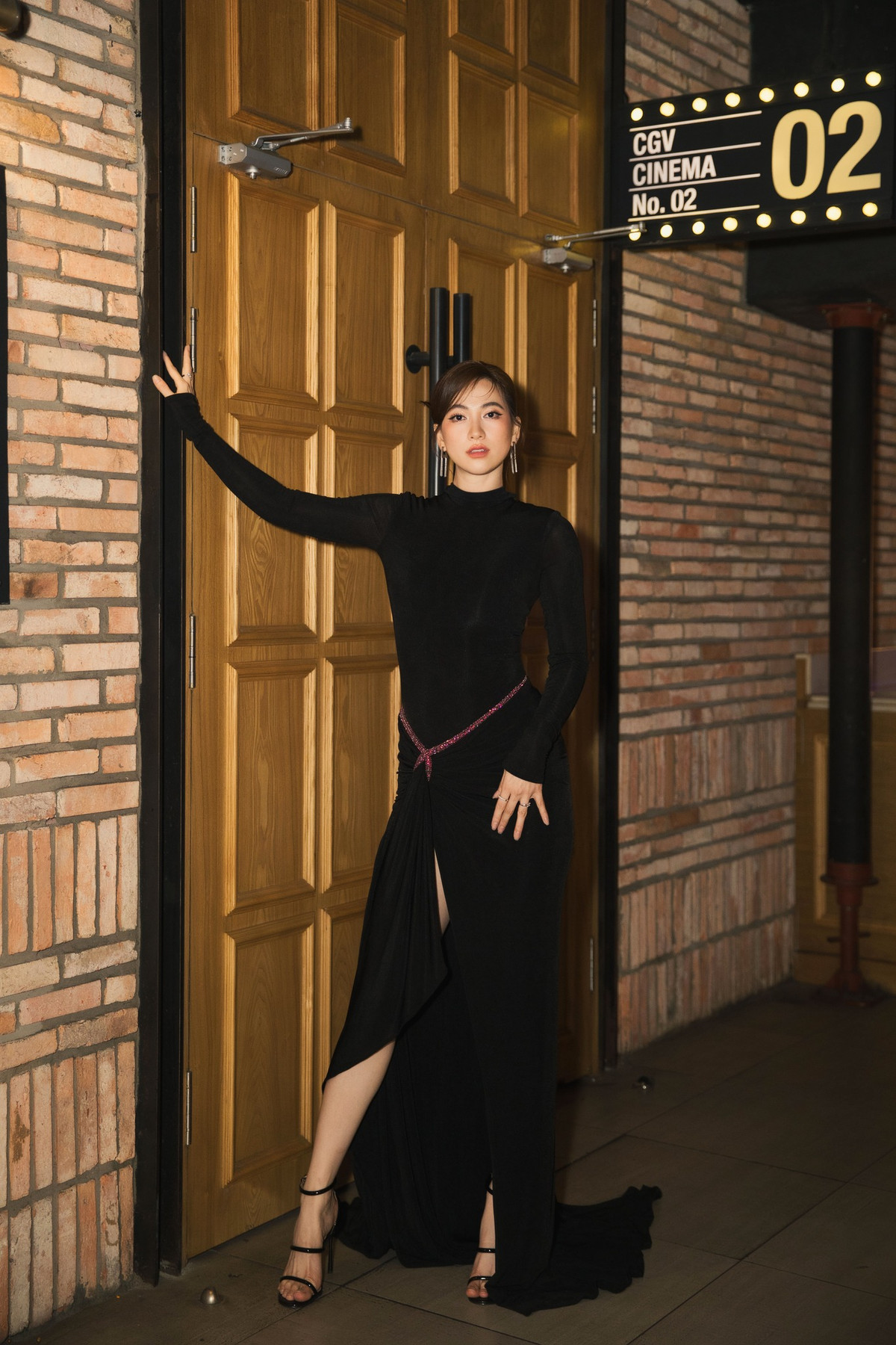 Trở thành "nàng thơ" mới của Trấn Thành, Phương Anh Đào được đánh giá là nữ diễn viên có tài năng với 10 năm kinh nghiệm diễn xuất. Mỹ nhân sinh năm 1992 chứng minh được thực lực của mình qua hàng loạt phim điện ảnh như: Tro tàn rực rỡ, Bằng chứng vô hình, Chàng vợ của em… Mới đây nhất, cô còn thử sức với thể loại phim không phải sở trường khi đóng cảnh nóng, táo bạo trong phim "Chiếm đoạt" đang chiếu rạp.