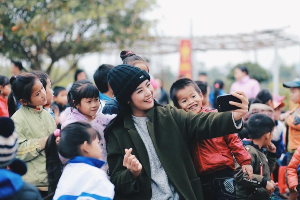 Mỹ nhân quê gốc Hải Phòng bày tỏ: "Hôm qua là một ngày đặc biệt, cách đây 13 năm cuộc đời Hân ''thay đổi'' chỉ trong một đêm khi đội lên đầu chiếc “vòng kim cô". Với sự hồn nhiên của cô gái 21 tuổi, ngay ngày hôm sau và rất nhiều ngày tháng sau đó, Hân đã đón những "trận bão" ập đến".