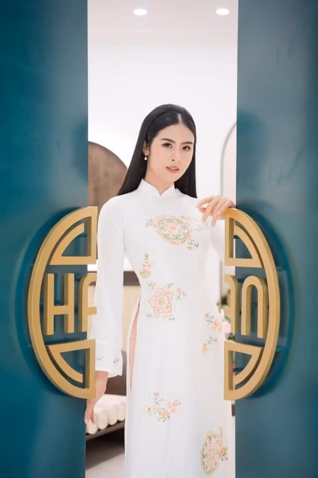 Sau 13 năm đăng quang, nàng hậu không chỉ ngày càng trẻ đẹp mà còn luôn gây thiện cảm bởi vẻ đẹp tri thức, đời tư sạch scandal.