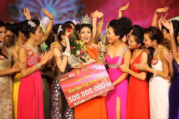 Ngọc Hân là Hoa hậu Việt Nam 2010. Mới đây, đúng tròn 13 năm đăng quang, nàng hậu không khỏi bồi hồi xúc động khi nhớ lại quãng đường mà mình đã trải qua.