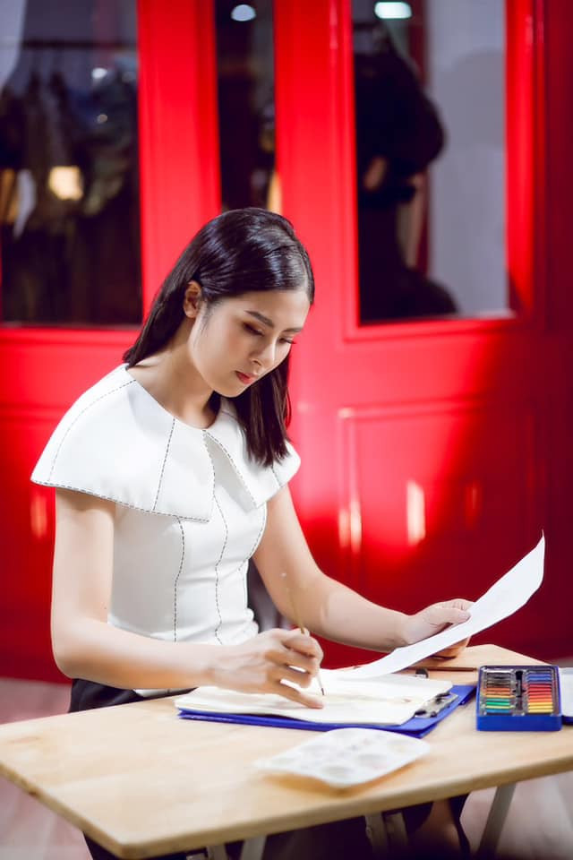 "Đối với Hân, mỗi người đi qua trong cuộc đời đều là người ta cần gặp. Bất cứ điều gì xảy ra thì đó chính là điều nên xảy ra, không ai vẹn toàn nên hãy nhìn vào những điểm tích cực của nhau để cùng toàn vẹn. Con người với con người có thể trở nên rất ác độc hoặc rất thiện lành, mỗi chúng ta đều có quyền lựa chọn, nếu có thể Hân luôn nghĩ và nói, lan tỏa những điều tích cực và giúp đỡ những người xung quanh, có lẽ đó cũng là lý do Hân thấy mình hay gặp may mắn chăng? Một cuộc đời luôn biết ơn, chân thành và rộng mở là con đường Hân đang đi", người đẹp chia sẻ thêm.