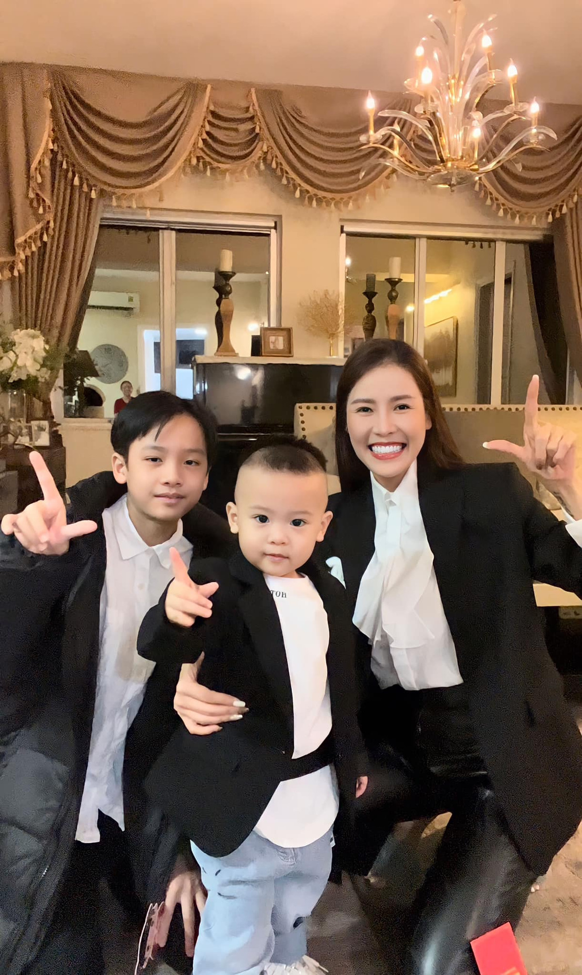 Ngoài Wu, con chung với bạn trai cũ, nữ ca sĩ còn có hai con trai với người chồng cũ. Cậu cả đang ở cùng gia đình nhà nội.