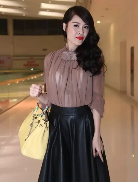 Nhan sắc cũ với khuôn cằm vuông, gò má cao, đôi mắt hơi nhỏ... là động lực để mỹ nhân sinh năm 1982 quyết định "đập đi xây lại" toàn bộ gương mặt. Ảnh: Vietnamnet.