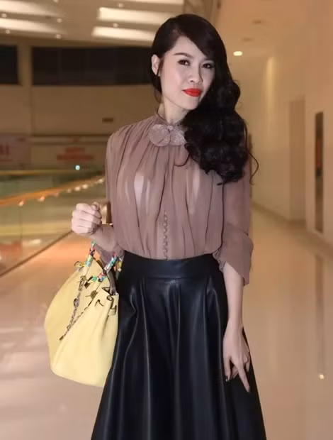 Nhan sắc cũ với khuôn cằm vuông, gò má cao, đôi mắt hơi nhỏ... là động lực để mỹ nhân sinh năm 1982 quyết định "đập đi xây lại" toàn bộ gương mặt. Ảnh: Vietnamnet.