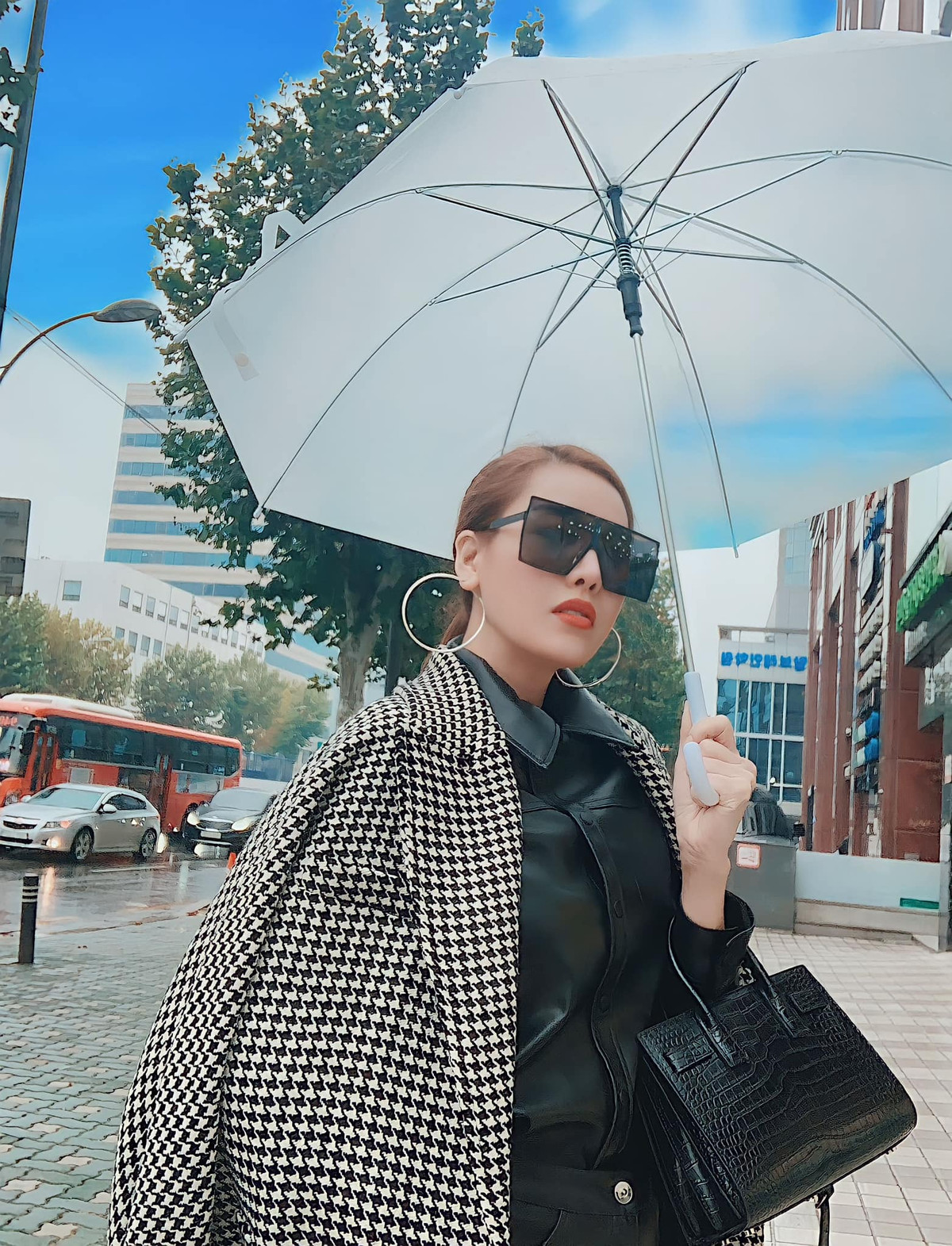 Cuộc sống "bỏ phố về quê" nhẹ nhàng và bình yên, bớt áp lực và mệt mỏi giúp nhan sắc của bà mẹ 3 con ngày một rạng rỡ.