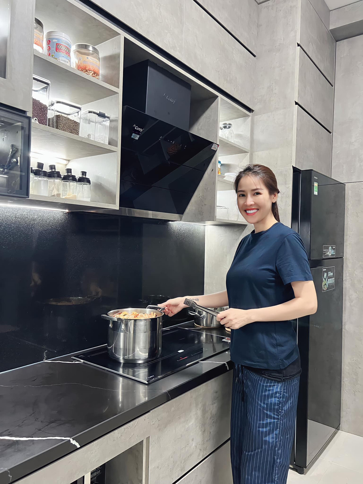 Dù lên đồ sang chảnh khi ra ngoài hay mặc giản dị lúc ở nhà, Quế Vân vẫn đẹp rạng rỡ.