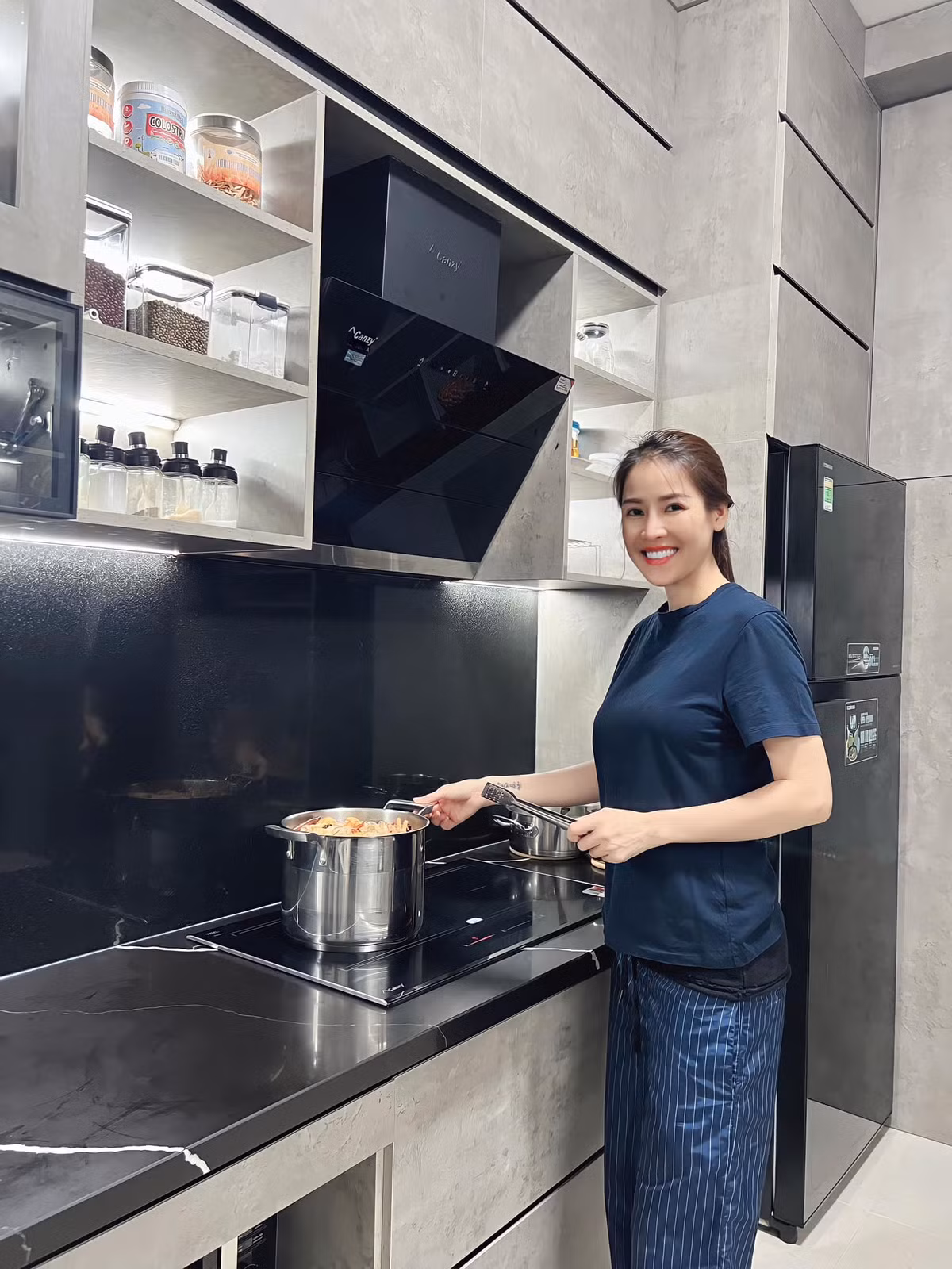 Dù lên đồ sang chảnh khi ra ngoài hay mặc giản dị lúc ở nhà, Quế Vân vẫn đẹp rạng rỡ.