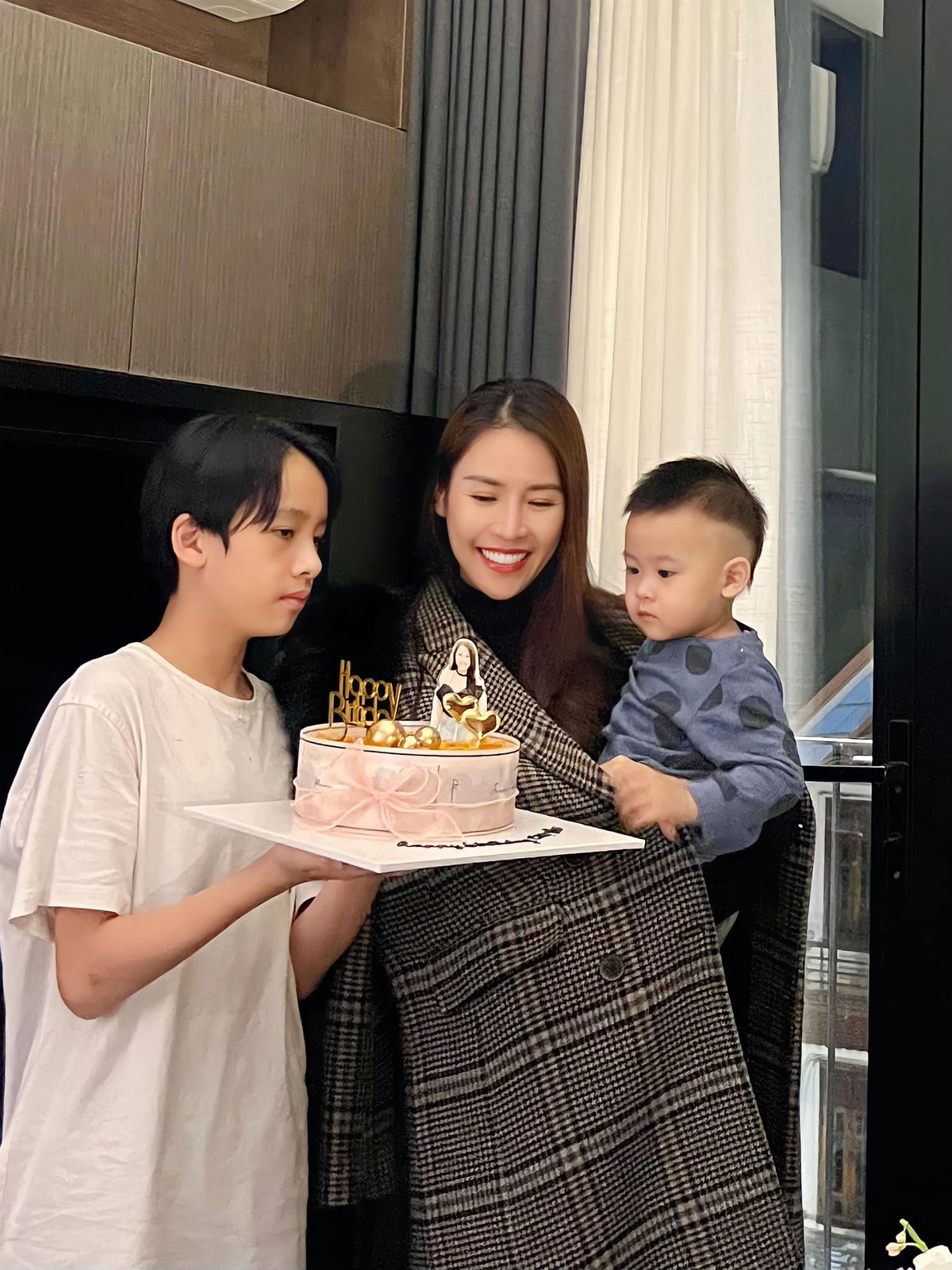 Bỏ mặc những thị phi trong quá khứ quanh chuyện tình ái, mỹ nhân từng trải qua một lần đò hiện tận hưởng cuộc sống bình yên bên hai con trai.