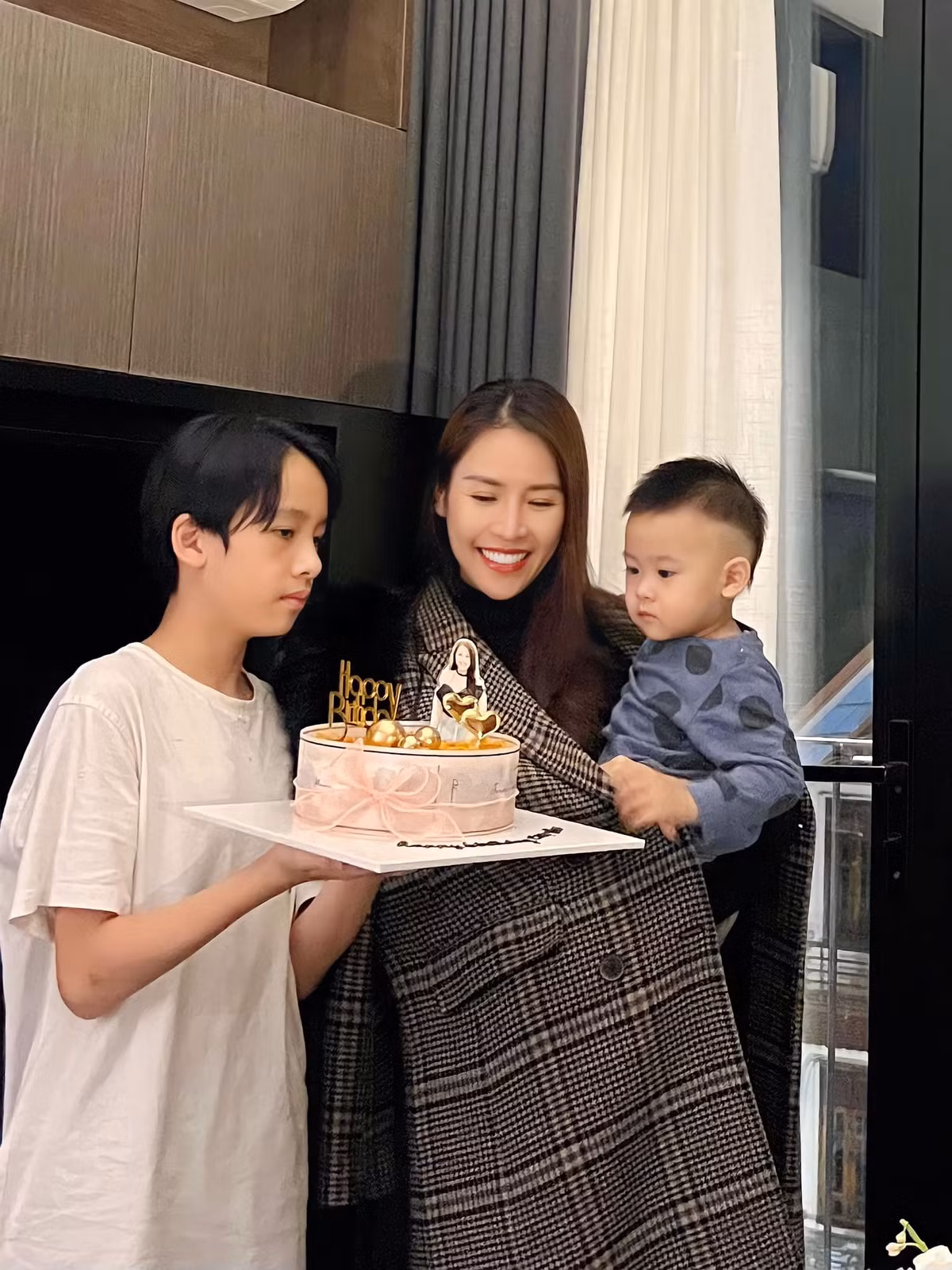 Bỏ mặc những thị phi trong quá khứ quanh chuyện tình ái, mỹ nhân từng trải qua một lần đò hiện tận hưởng cuộc sống bình yên bên hai con trai.