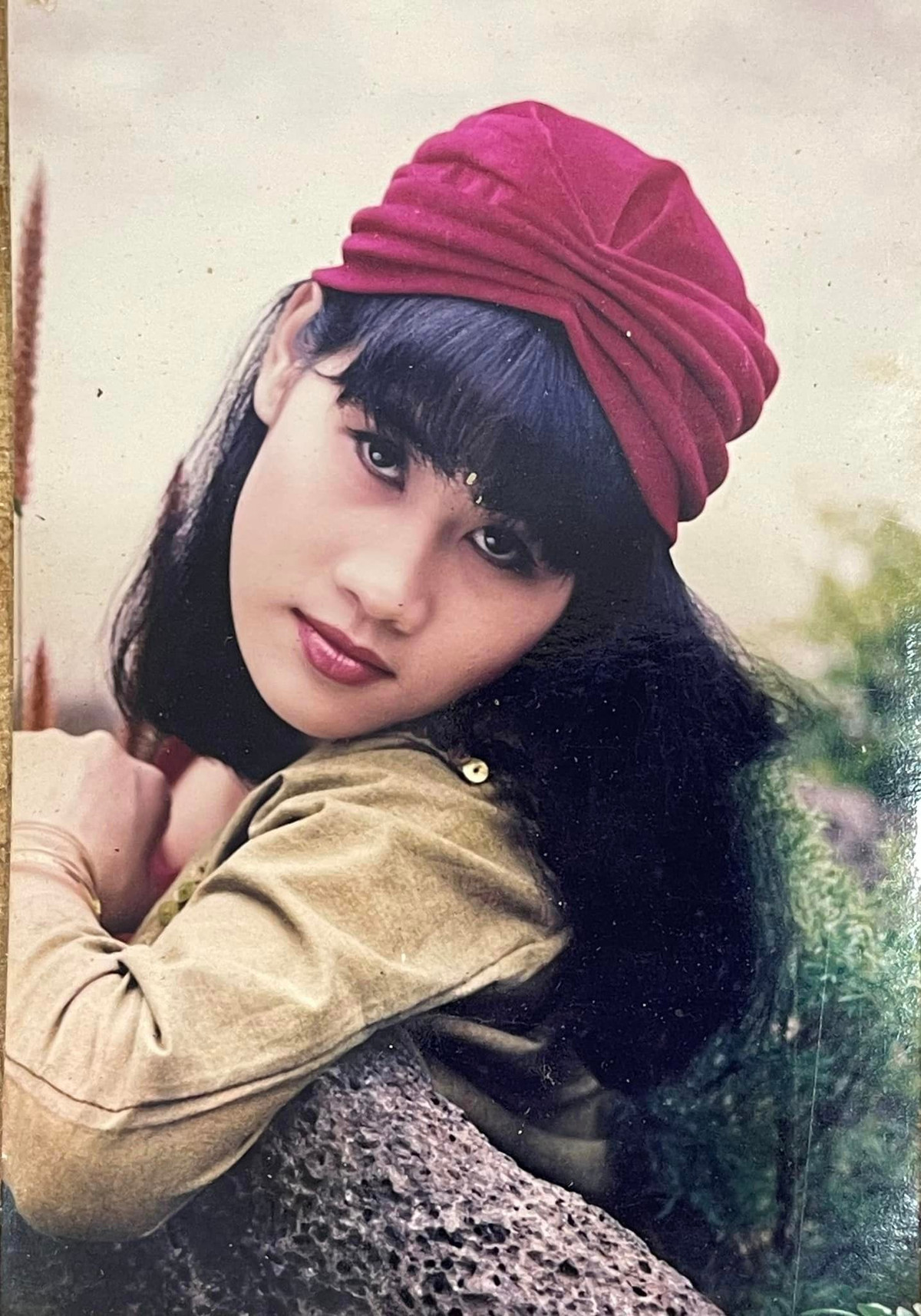 Cùng với thế hệ siêu mẫu đời đầu như Thúy Hạnh, Xuân Lan, Thân Thúy Hà từng là một người mẫu nội y đình đám, nổi tiếng trên sàn catwalk thập niên 90. Sau đó, người đẹp chuyển sang diễn xuất và nhanh chóng tạo được ấn tượng với những vai ác trên phim.