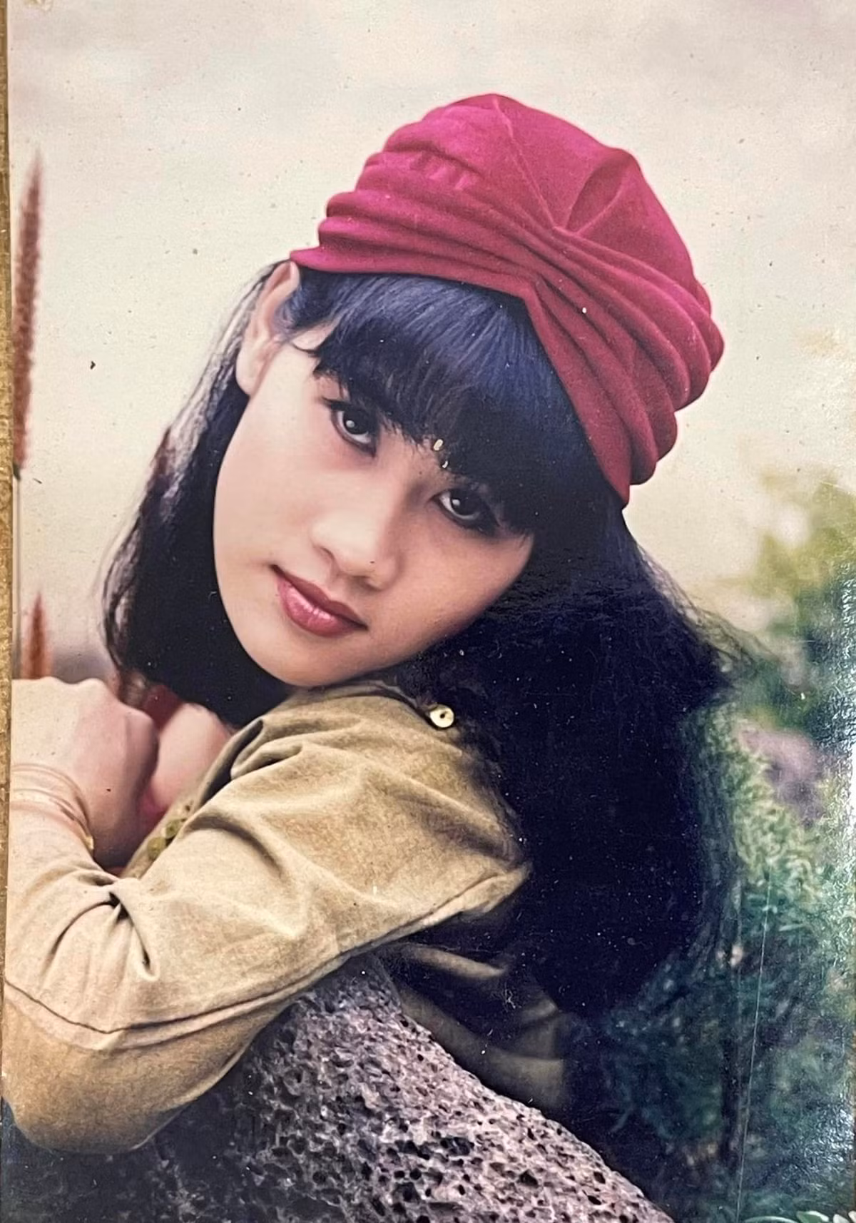 Cùng với thế hệ siêu mẫu đời đầu như Thúy Hạnh, Xuân Lan, Thân Thúy Hà từng là một người mẫu nội y đình đám, nổi tiếng trên sàn catwalk thập niên 90. Sau đó, người đẹp chuyển sang diễn xuất và nhanh chóng tạo được ấn tượng với những vai ác trên phim.