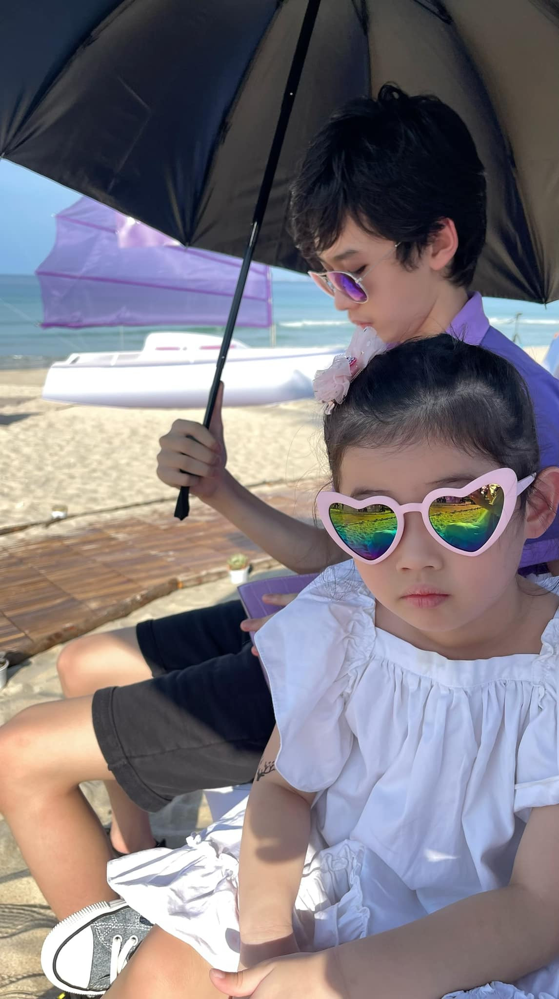 Năm 2019, Thân Thúy Hà gây bất ngờ khi sang Mỹ sinh con thứ hai và tiếp tục làm mẹ đơn thân theo đúng kế hoạch mà chị mong muốn là có con chứ không muốn đi thêm bước nữa. Danh tính cha của con gái nữ nghệ sĩ đến nay vẫn được giấu kín.