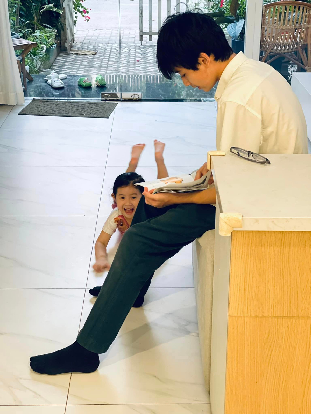 Trên trang cá nhân, Thân Thúy Hà thường xuyên khoảnh khắc "một bà mẹ thích chụp trộm các con đăng lên mạng xã hội". Nhìn con trai yêu thương, quan tâm và chăm sóc em gái khiến nữ diễn viên "Vợ quan" cảm thấy hạnh phúc, mãn nguyện.