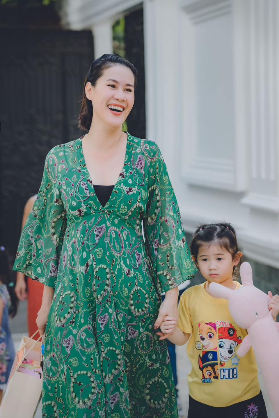 "Bà mẹ đơn thân bí ẩn nhất showbiz Việt" chuẩn bị đầy đủ kinh tế để hai con có một cuộc sống đủ đầy.