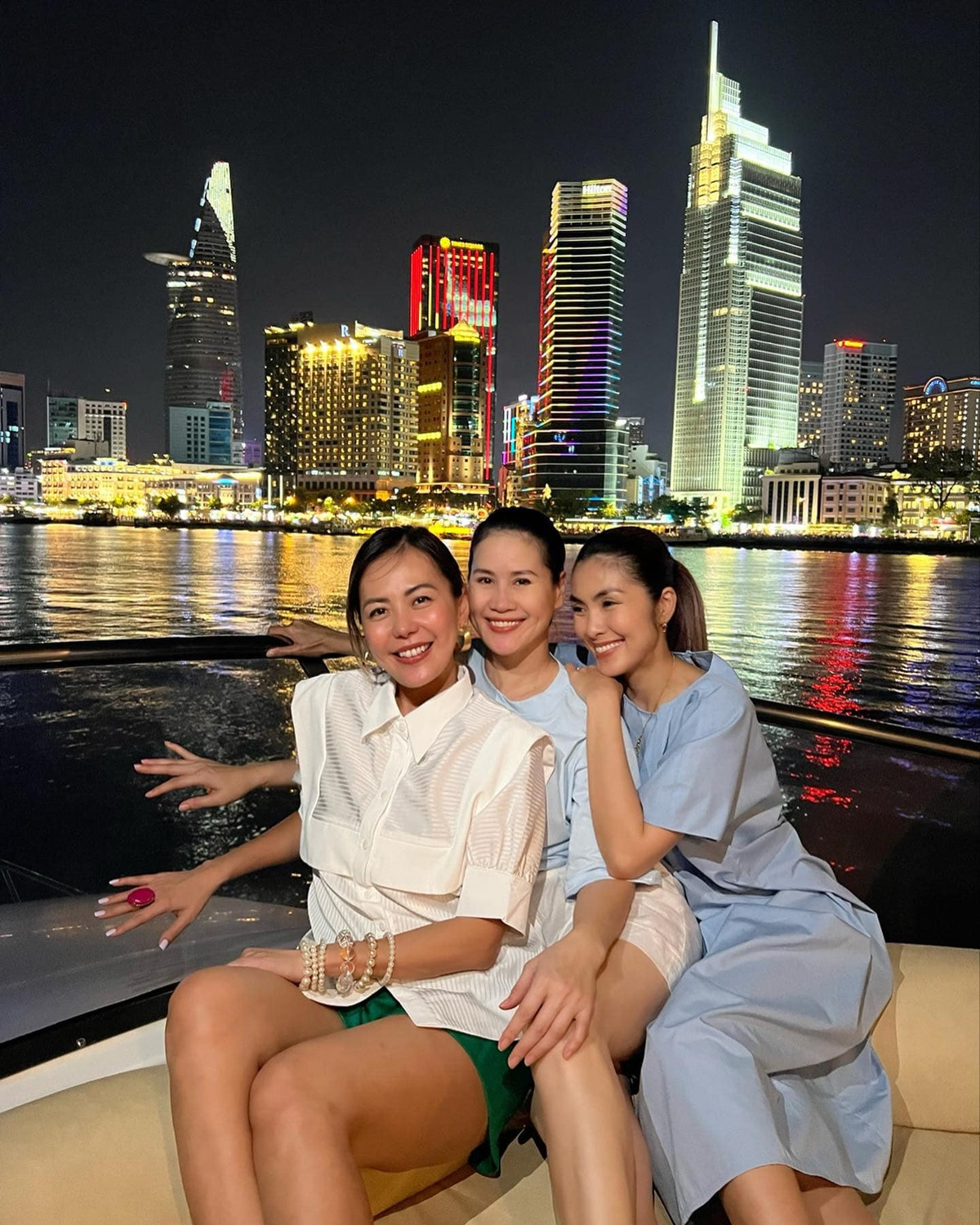 Thân Thúy Hà tận hưởng cuộc sống mẹ đơn thân hạnh phúc. Rảnh rỗi, người đẹp 7X tụ tập cùng hội chị em thân thiết có Tăng Thanh Hà và Bùi Việt Hà...