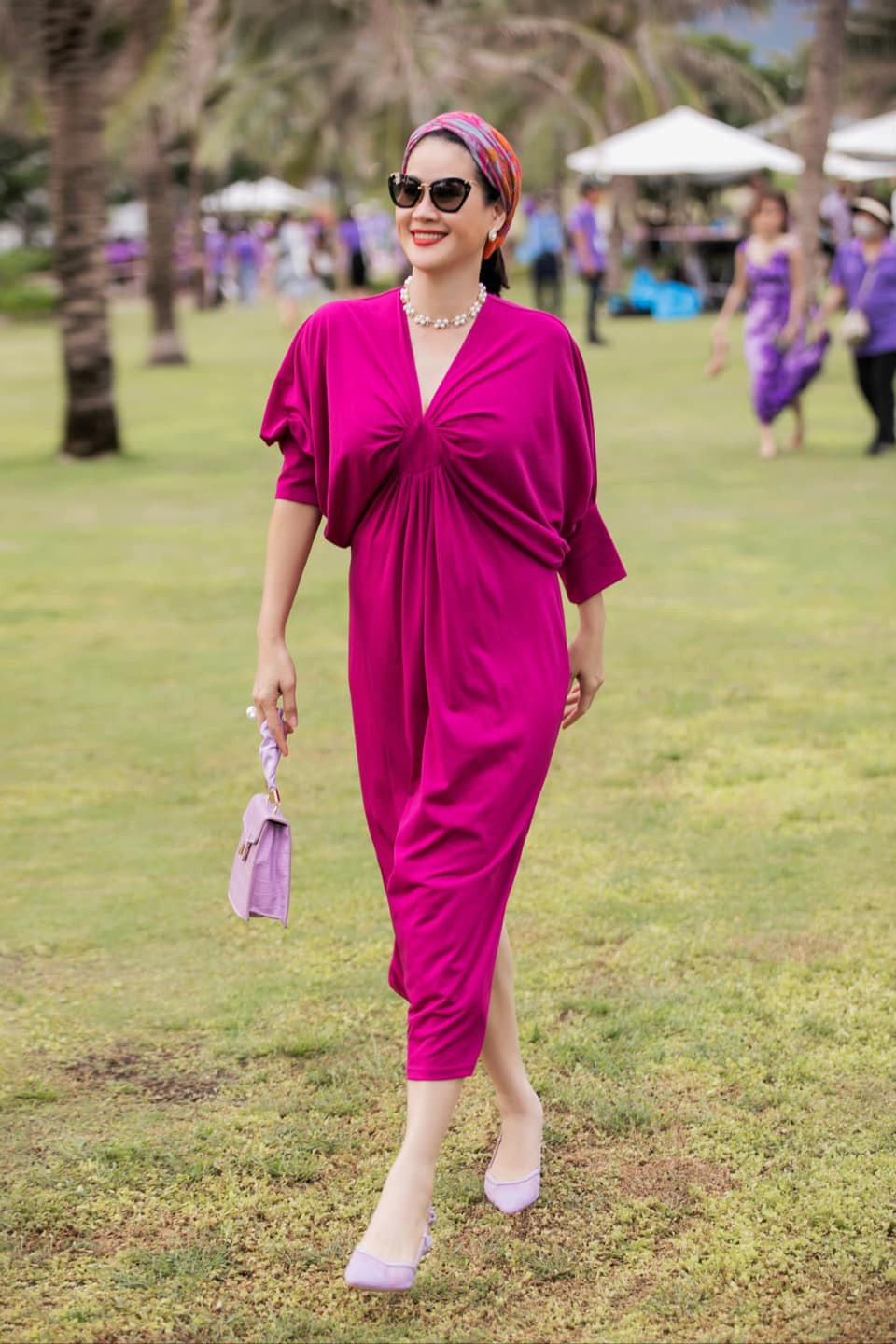 Ở tuổi 45, nữ diễn viên "chuyên trị" vai phản diện tận hưởng cuộc sống đơn giản, không cầu kỳ. Lên đồ đi dự sự kiện, Thân Thúy Hà khoe vẻ đẹp mặn mà, quyến rũ.