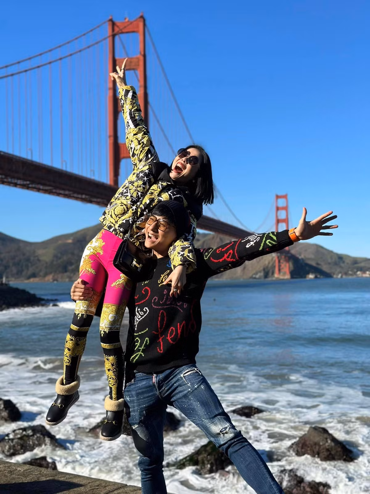 Cặp đôi vi vu khắp nơi để tận hưởng tình yêu lãng mạn và hạnh phúc mặc những lời xì xào.