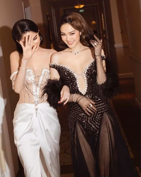 Minh Hằng đọ sắc với Ngọc Trinh trong một lần đi dự sự kiện. Cả hai cùng diện những thiết kế cut out, hở ngực, xẻ đùi cực kỳ bắt mắt.
