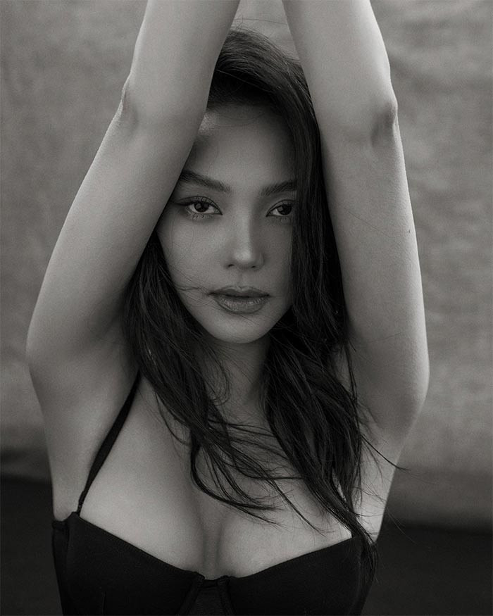 Vòng 1 gợi cảm luôn được người đẹp 36 tuổi trưng trổ mỗi khi có dịp.