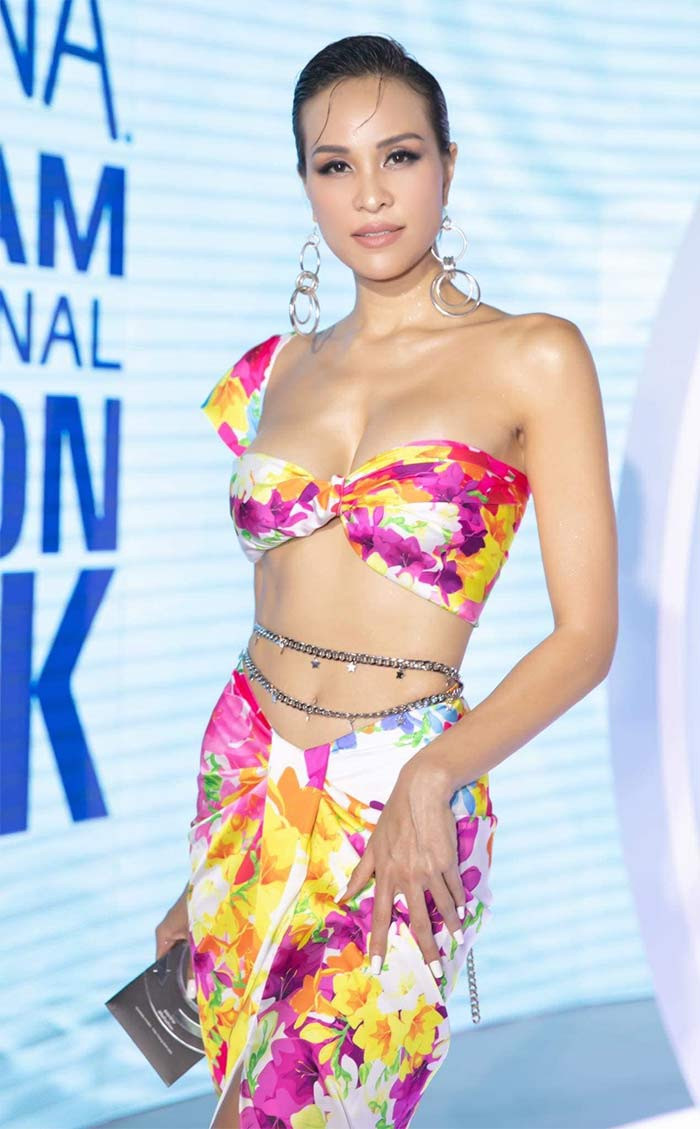 Năm 2014, Phương Mai tuyên bố giải nghệ nghề mẫu và chuyên tâm cho công việc MC.