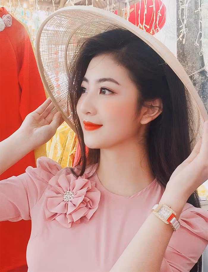 Góc nghiêng "thần thánh" của người đẹp sinh năm 2000.