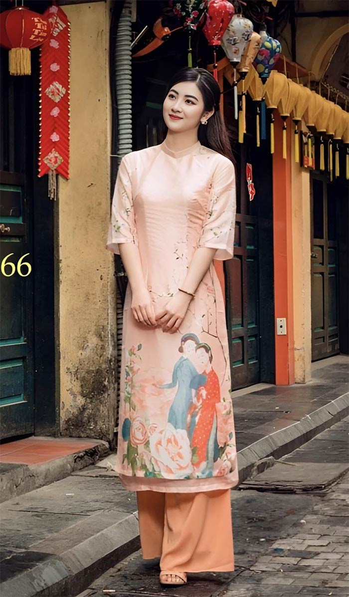 Ngoài đóng phim, Linh Chi còn là người mẫu ảnh, người mẫu quảng cáo sản phẩm cho các nhãn hàng.