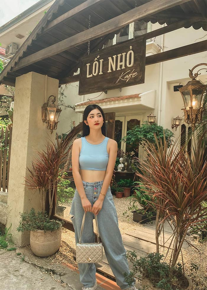 Khi đi hẹn hò bạn bè, Linh Chi thường chọn style đơn giản nhưng giúp cô khoe body đẹp.