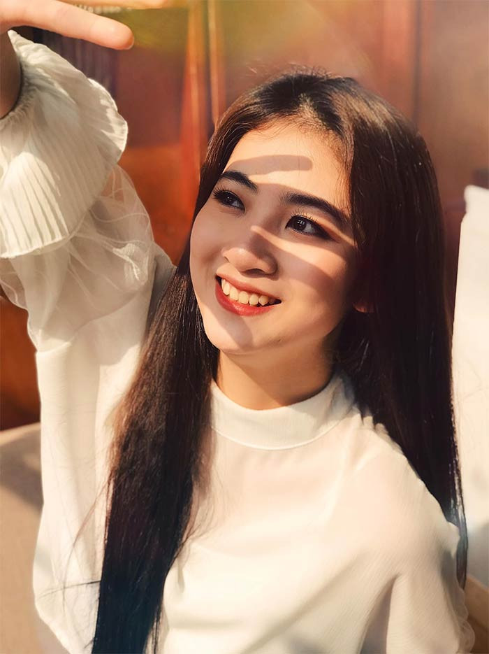 Khuôn mặt đẹp là một trong những điểm mạnh của nữ diễn viên.