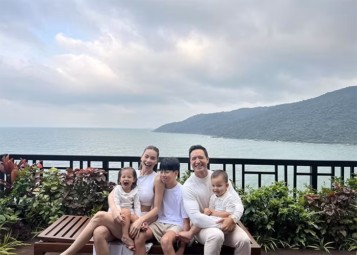 Con riêng của Hồ Ngọc Hà - bé Subeo cũng rất thân thiết với hai em song sinh và thường xuyên đi chơi cùng các em.