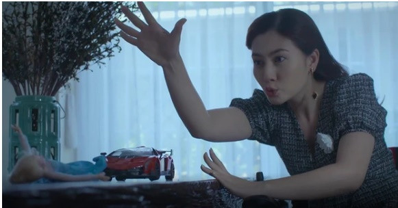 Sau biến cố tai nạn khiến bản thân bị liệt và phải ngồi xe lăn, hôn nhân xuất hiện "người thứ ba", Phương Nga thay đổi tính cách, nảy sinh lòng hận thù. Phân đoạn Phương Nga phát điên tự làm đau mình, liên tục bày mưu tính kế hãm hại chồng và người tình khiến người xem phát sợ.