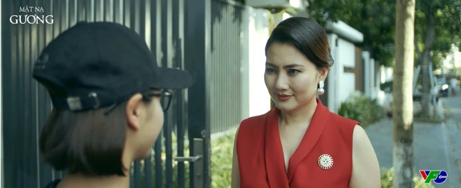 Ra Bắc đóng phim "Mặt nạ gương", Ngọc Lan được đánh giá cao khi vào vai Diễm, là vợ hai của bác sĩ thẩm mỹ tên Nghị (NSƯT Hoàng Hải đóng) và là mẹ kế của nữ nhà văn viết truyện trinh thám tên Hoa (Lương Thu Trang).