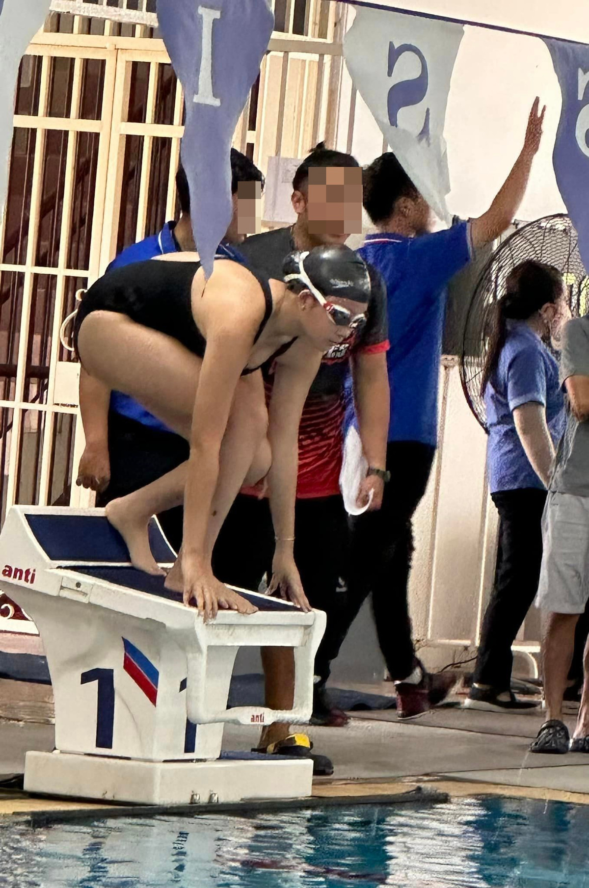 Mới đây, nữ doanh nhân Anh Thơ - bà xã của diễn viên Bình Minh đăng ảnh hai con gái tham gia cuộc thi bơi lội, kèm dòng status bày tỏ niềm tự hào: "Hơn 40 mùa bánh trung thu rồi vẫn khẳng định không có gì vui và hào hứng bằng việc dắt gà đi thi đấu, đặc biệt là bơi lội. La muốn banh cái cổ họng vì nhiều tình thế đảo chiều bất ngờ quá thú vị. Thấy cái tính cam kết, quyết tâm của các chị nó đã gì đâu, bơi phăng phăng chắc hơn mình chạy. Lần này các trường chỉ thi đồng đội, mỗi team 4 em. Hai gà nhà mình 2 trường khác nhau nên chạy tới chạy lui vui mệt xỉu".