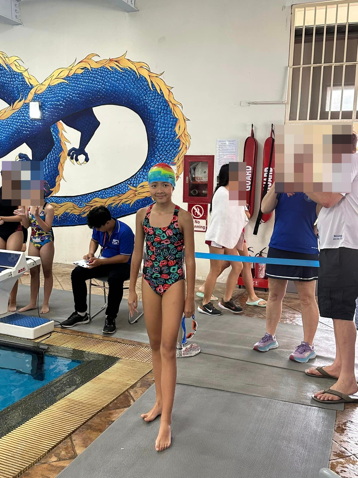 Em gái An Như (11 tuổi) cũng không thua kém chị. Cô bé sở hữu chiều cao 1m57 này từng giành 3 huy chương trong một cuộc thi bơi lội ở Thái Lan.