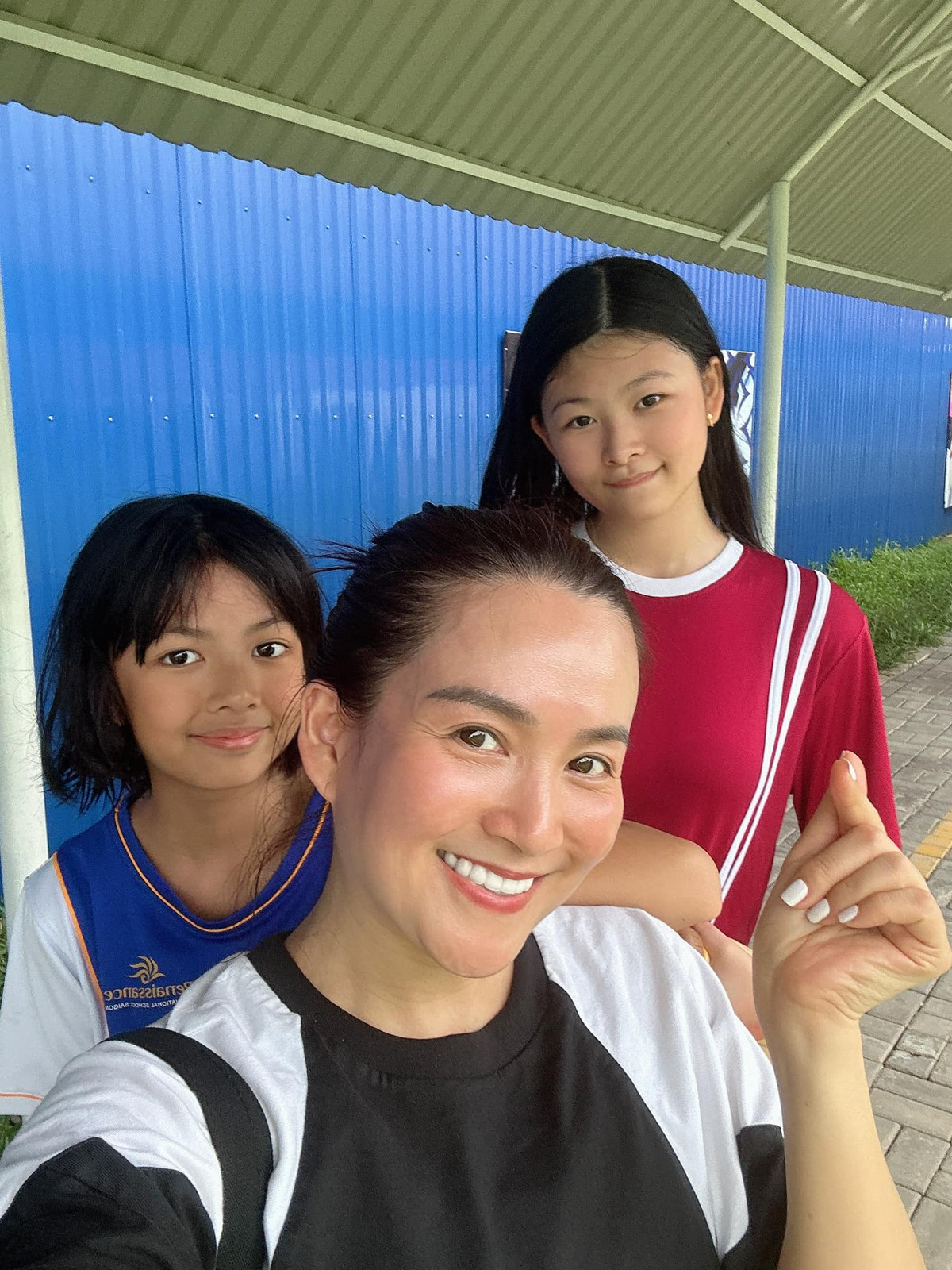 Thành tích của hai con gái khiến vợ chồng Bình Minh - Anh Thơ vô cùng tự hào.