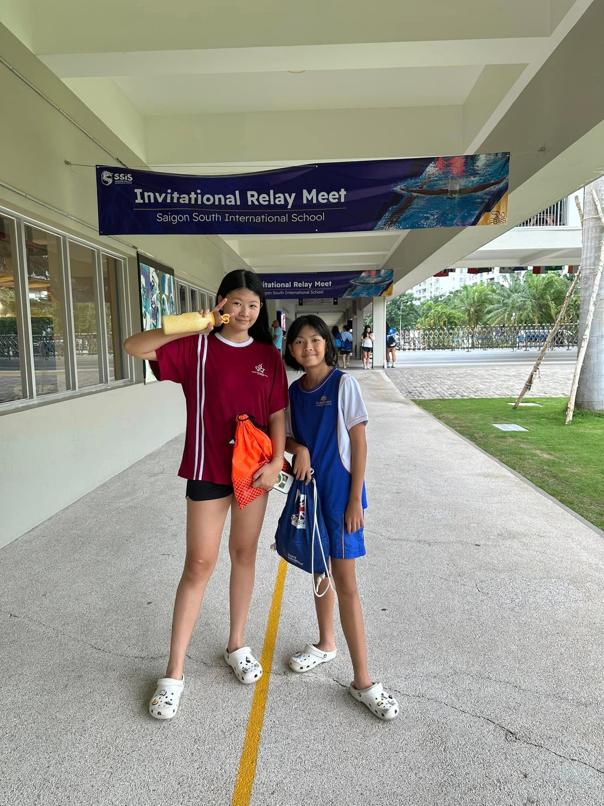 Ngoài thừa hưởng "gen" của bố cựu siêu mẫu, nhờ chăm thể thao mà hai con gái của Bình Minh - Anh Thơ sở hữu chiều cao vượt trội hơn bạn bè cùng trang lứa.